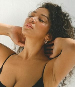 femme en sous vetements yeux mi-clos