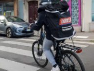 Les sacs de livraisons utilisés par Gorillas sont énormes, et souvent très lourds // Source : Louise Audry pour Numerama