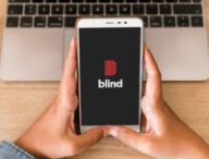 Blind. // Source : Montage Numerama - Photo par Freepik