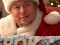 Elon Musk en père Noël avec un cadeau Grok. // Source : Numerama, avec Grok